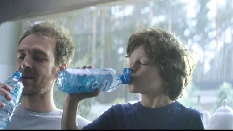 Kadr z reklamy Żywiec Zdrój: Lodówka, 2016