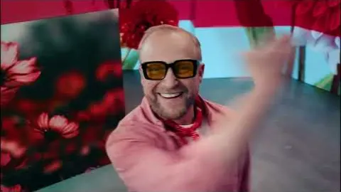 Kadr z reklamy Santander: Letnie Brzmienia, 2024