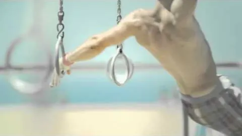 Kadr z reklamy Fruit of the Loom - Pierścienie