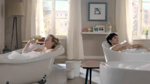 Kadr z reklamy Jacobs - Crema Gold. Z pianką i z przyjemnością
