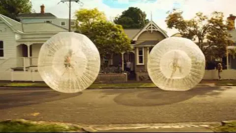 Kadr z reklamy Lipton - Ice Tea, Dmuchane kule, Zorbing