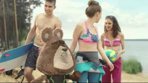 Kadr z reklamy Plush: Piesio